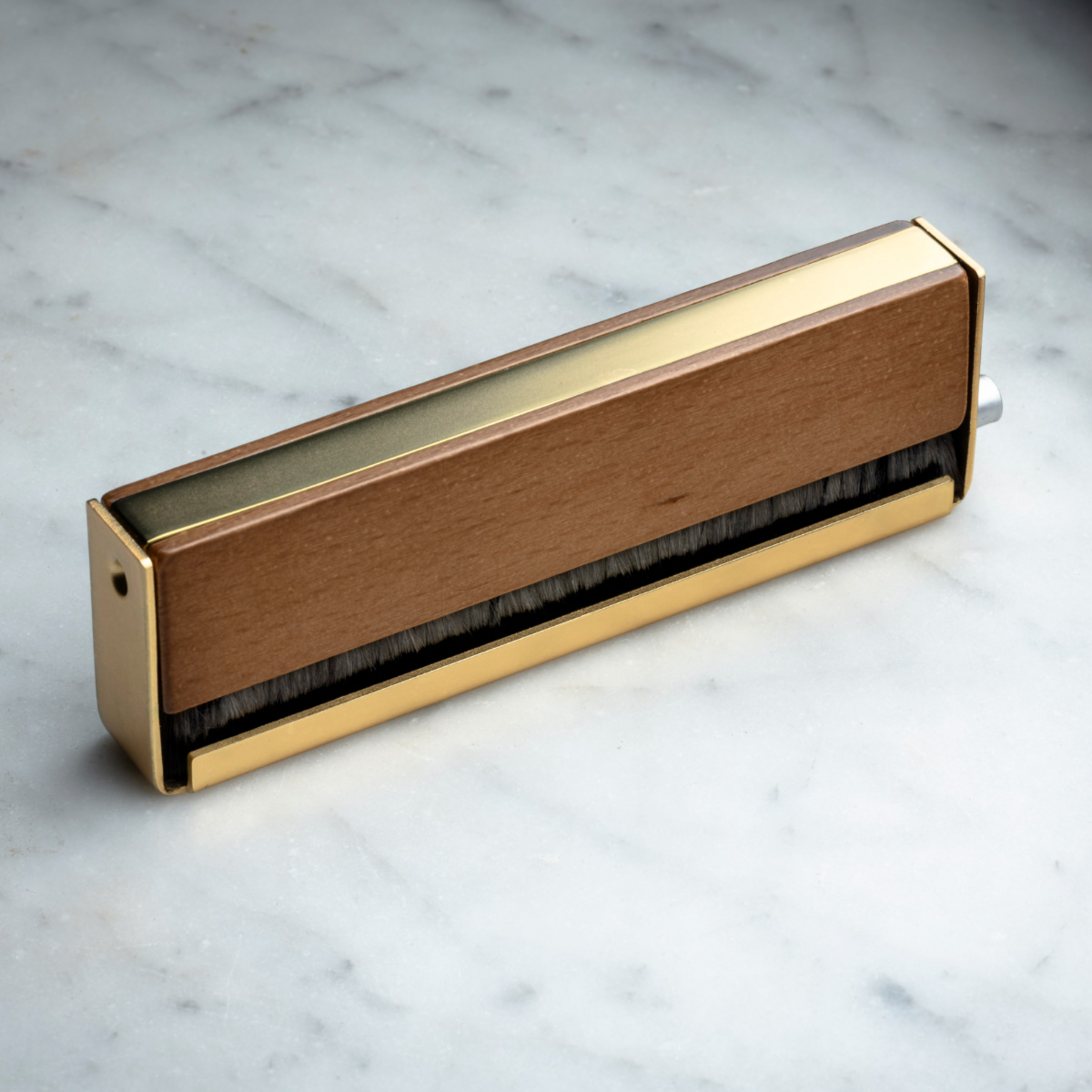 картинка Карбоновая щетка для чистки пластинок Pro-Ject Brush It Premium от магазина Одежда+