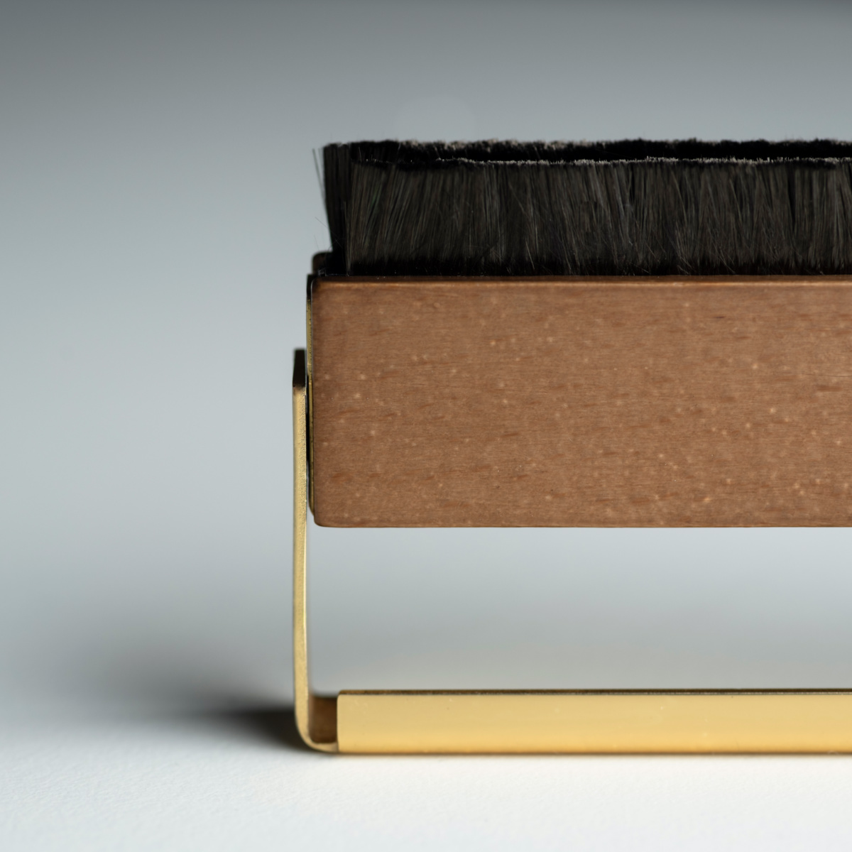 картинка Карбоновая щетка для чистки пластинок Pro-Ject Brush It Premium от магазина Одежда+