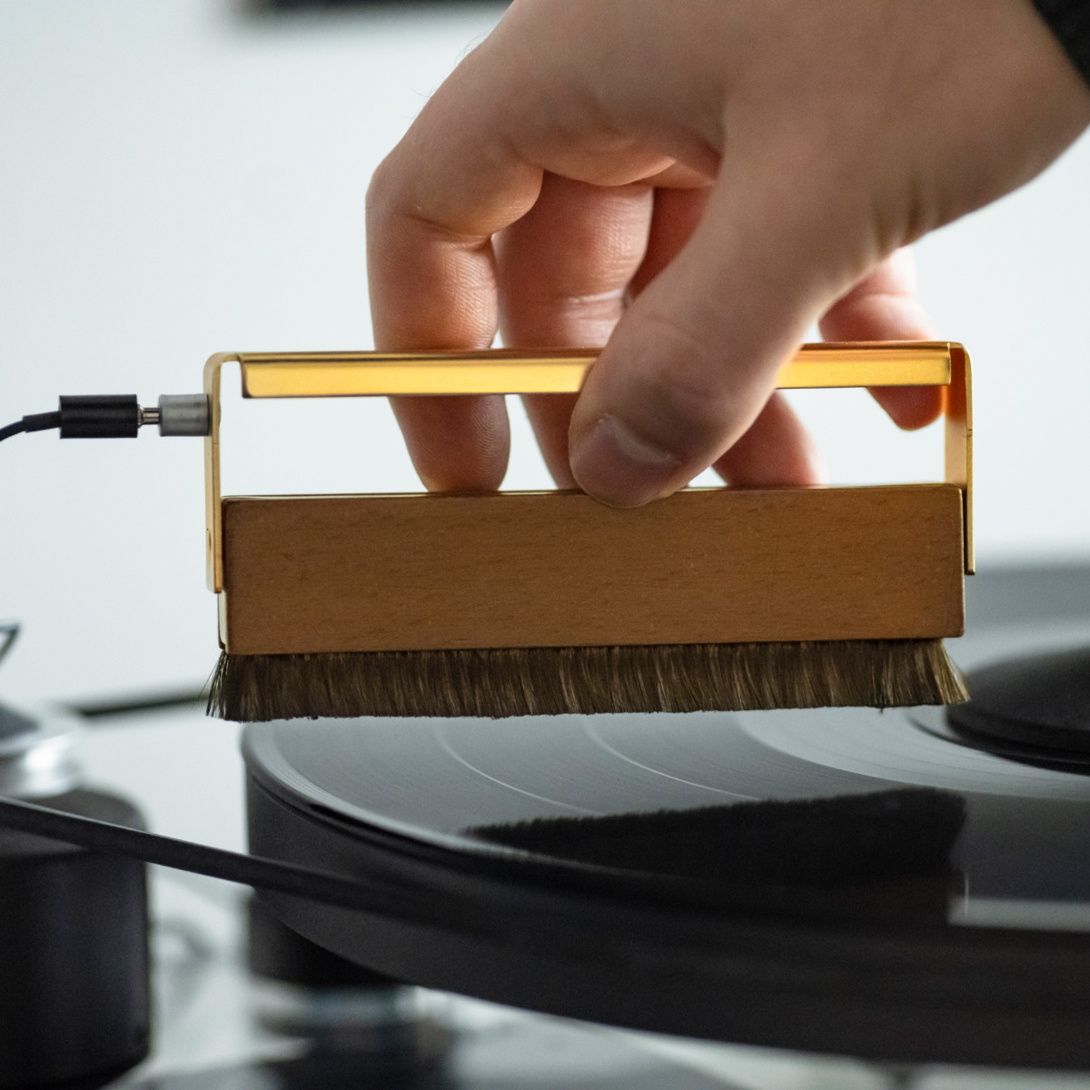 картинка Карбоновая щетка для чистки пластинок Pro-Ject Brush It Premium от магазина Одежда+