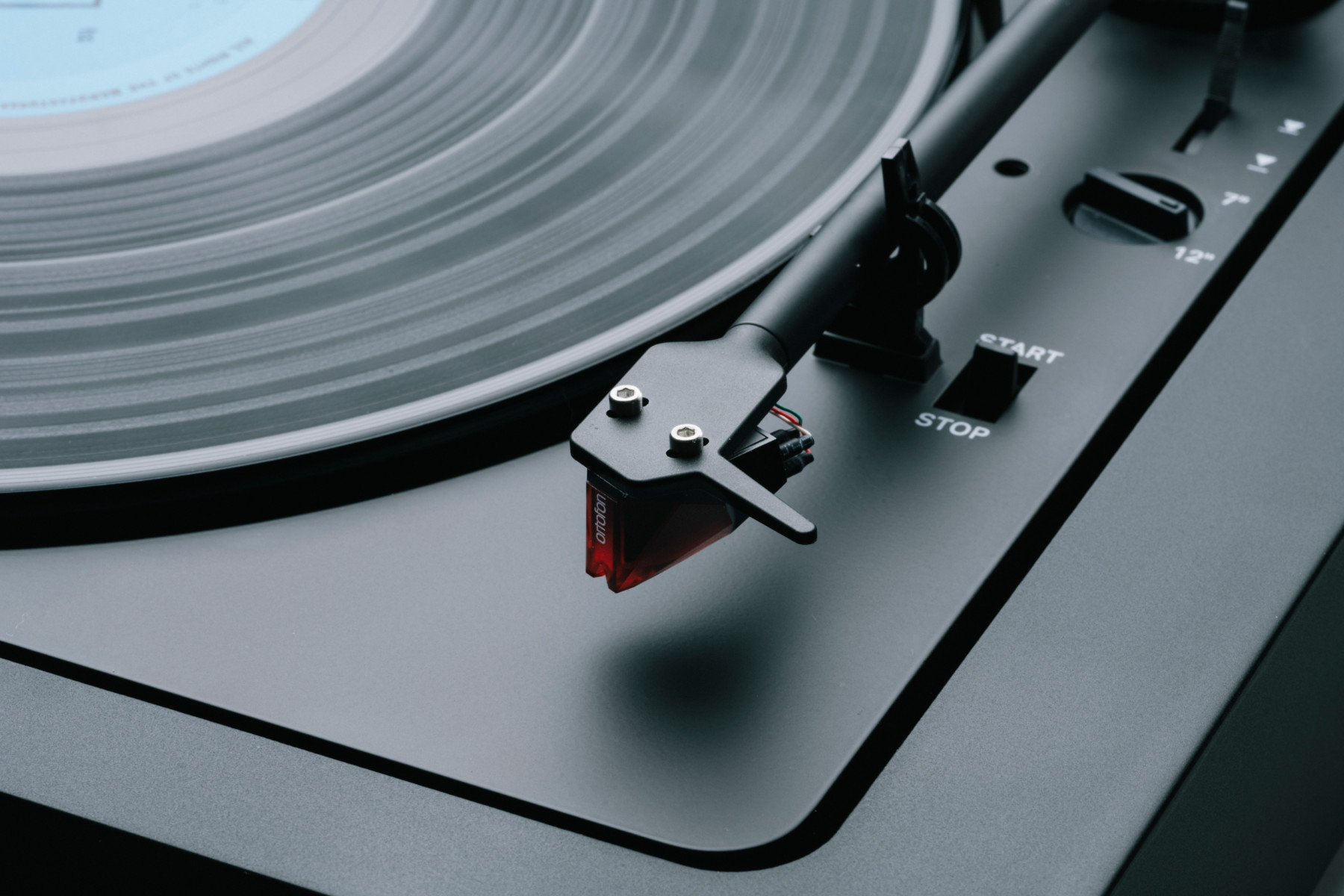 картинка Проигрыватель винила Pro-Ject A2 (2M Red) от магазина Одежда+