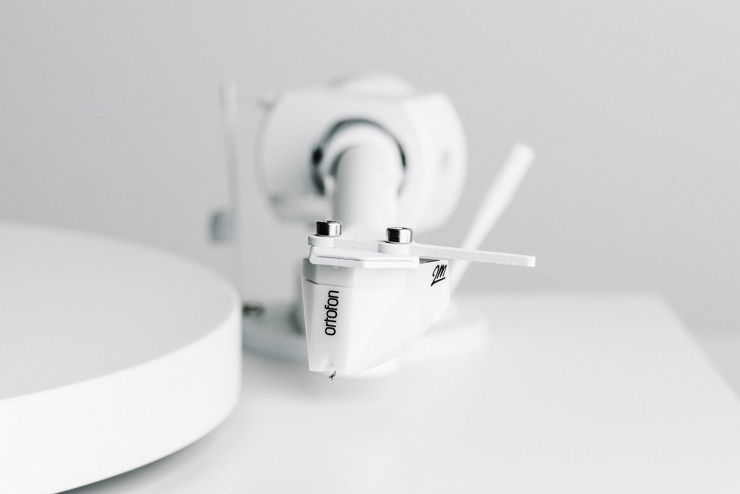 картинка Проигрыватель винила Pro-Ject Debut PRO White Edition (2M White) от магазина Одежда+
