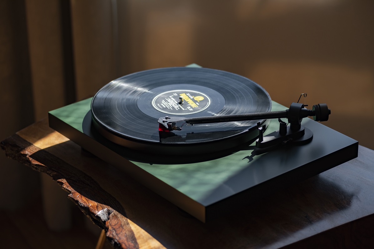 картинка Проигрыватель винила Pro-Ject Debut Carbon EVO (2M Red) от магазина Одежда+