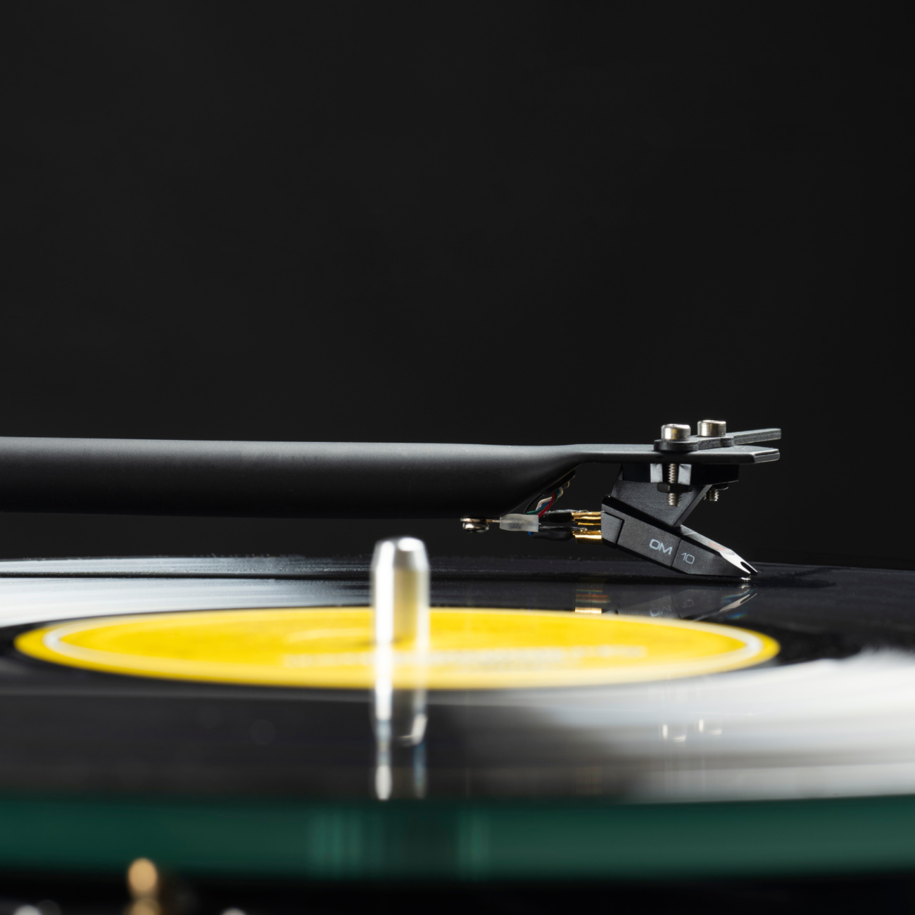 картинка Проигрыватель винила Pro-Ject T1 EVO (OM 10) от магазина Одежда+