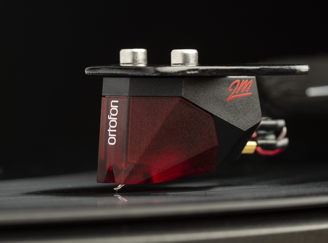 картинка Проигрыватель винила Pro-Ject Debut Carbon EVO (2M Red) от магазина Одежда+