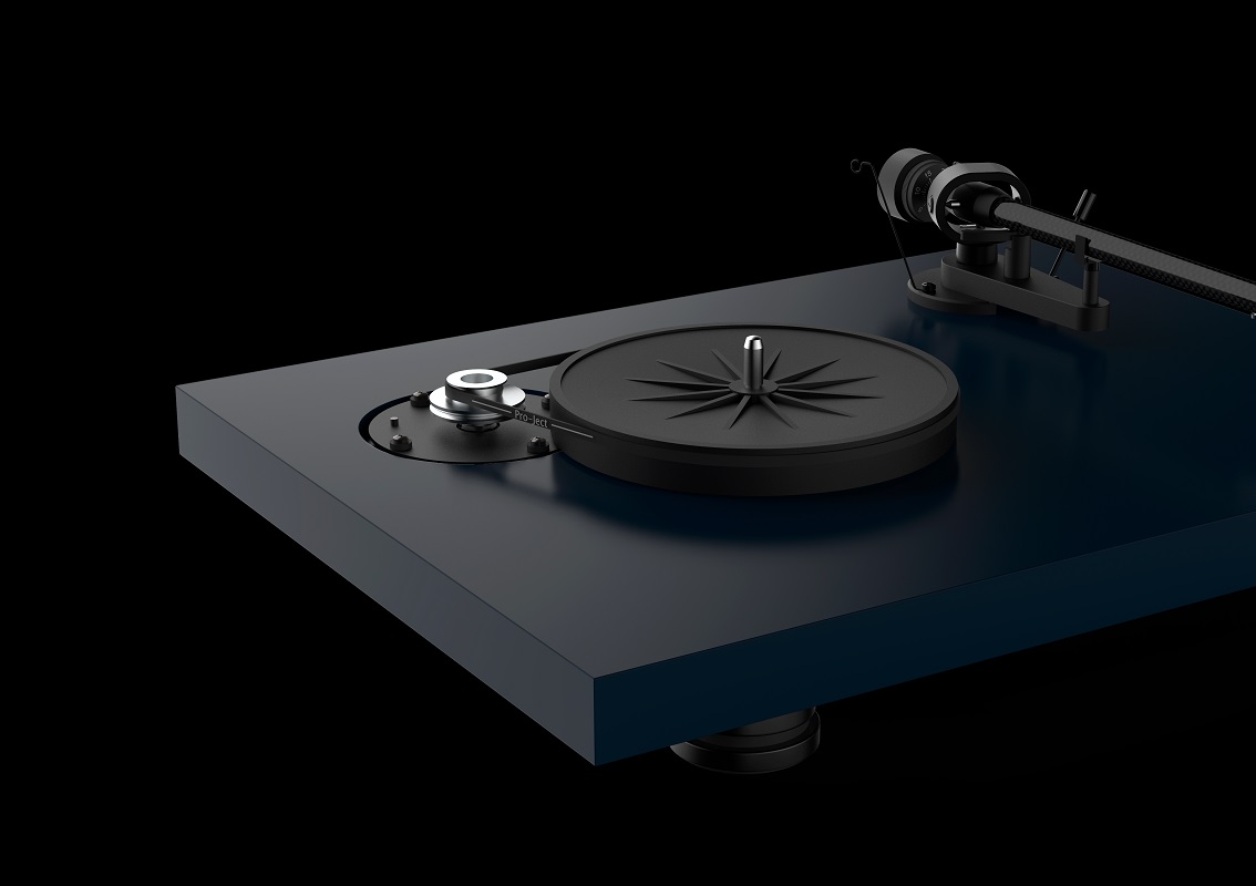 картинка Проигрыватель винила Pro-Ject Debut Carbon EVO (2M Red) от магазина Одежда+