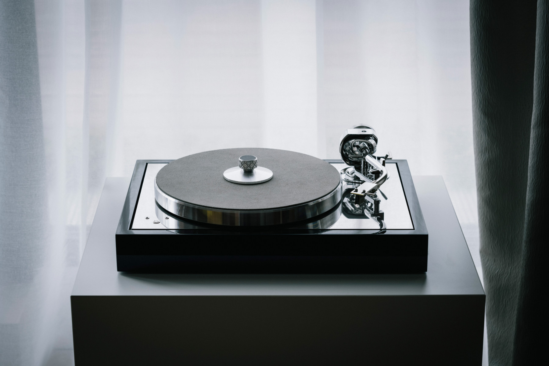 картинка Проигрыватель винила Pro-Ject The Classic Reference от магазина Одежда+