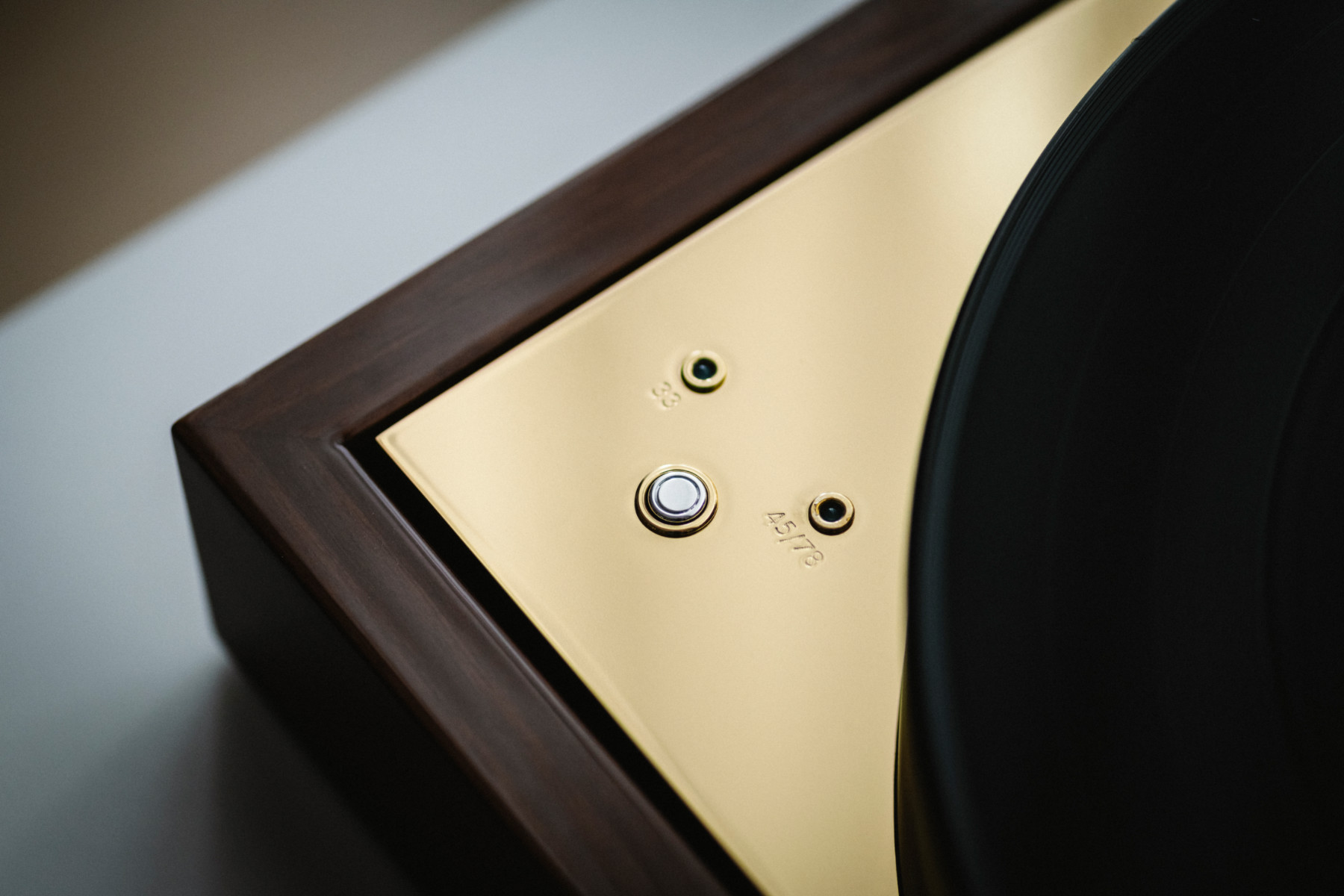 картинка Проигрыватель винила Pro-Ject The Classic Reference от магазина Одежда+