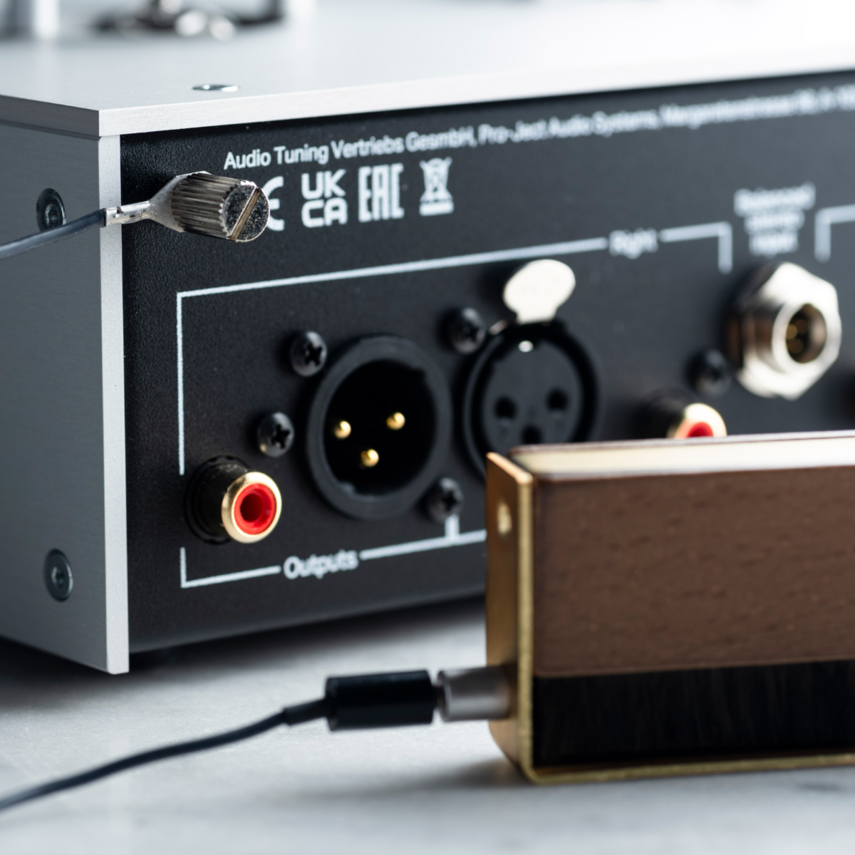 картинка Карбоновая щетка для чистки пластинок Pro-Ject Brush It Premium от магазина Одежда+