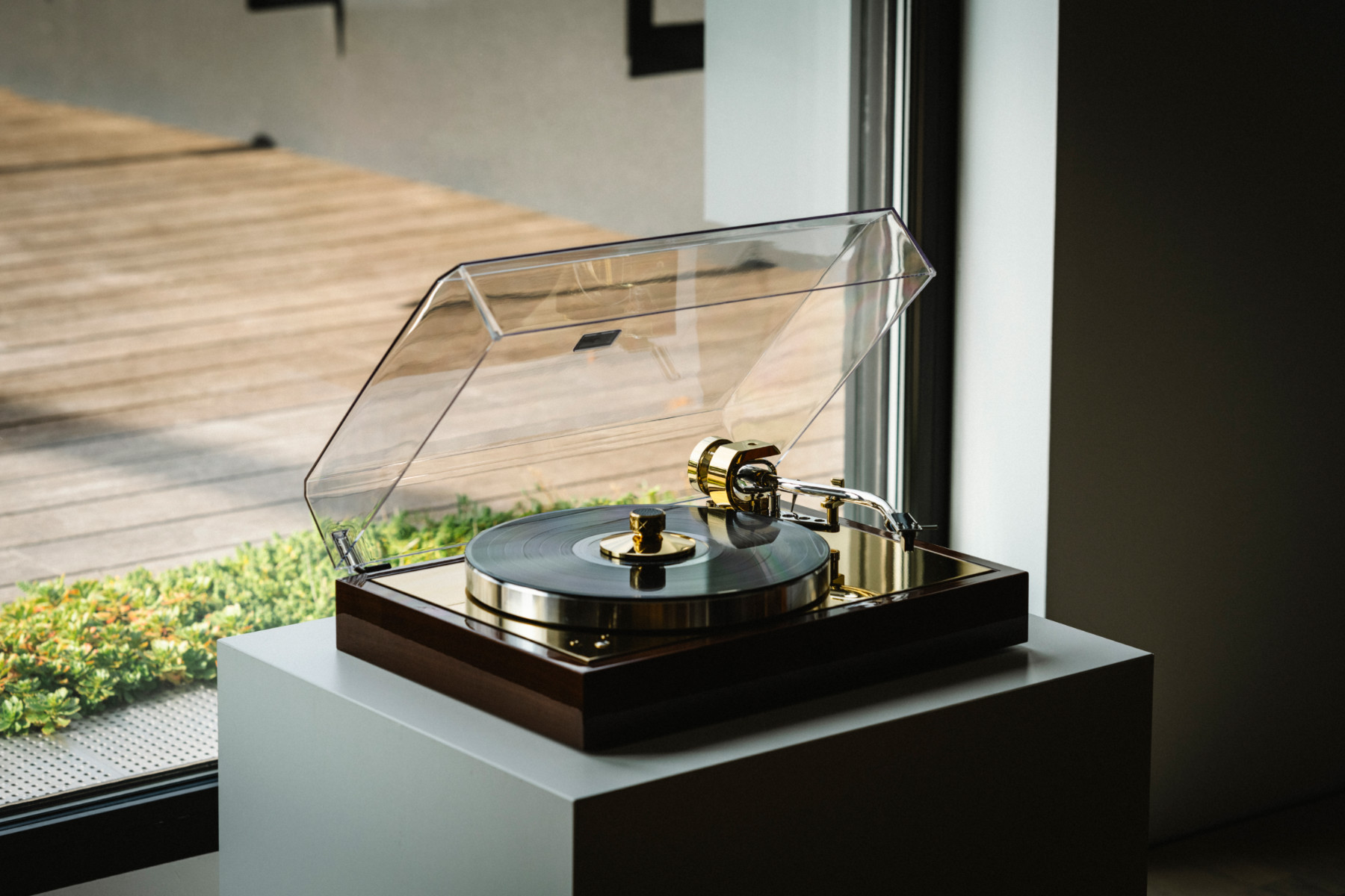 картинка Проигрыватель винила Pro-Ject The Classic Reference от магазина Одежда+