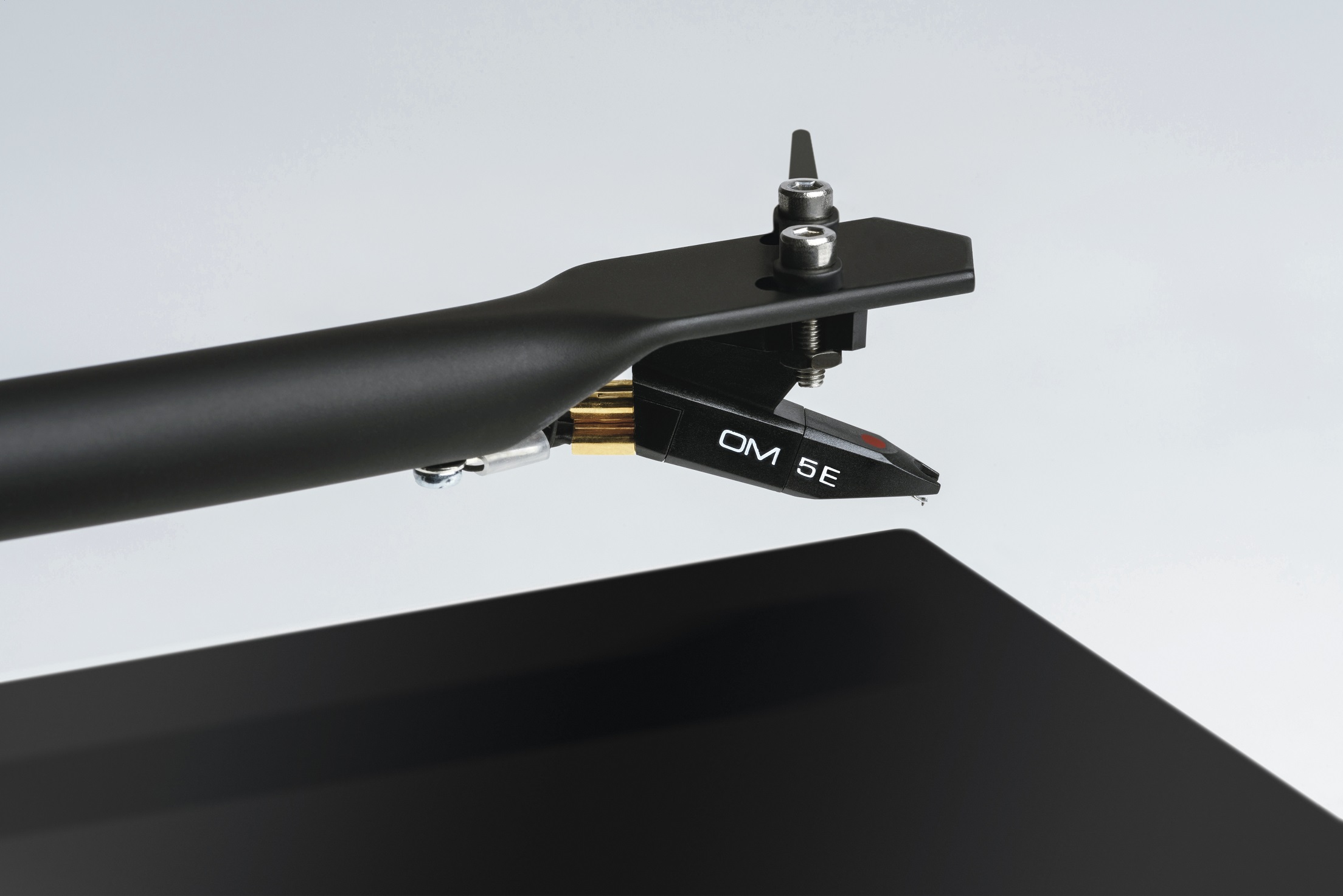 картинка Проигрыватель винила Pro-Ject T1 (OM 5E) от магазина Одежда+